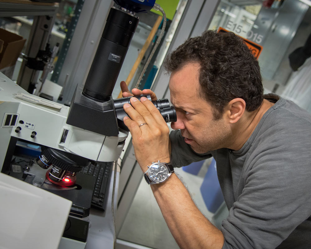 Vik Muniz at MIT. Credit: L. Barry Hetherington.