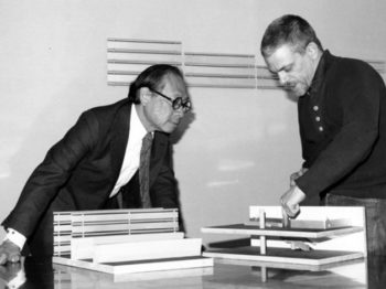 I.M. Pei (left) discussing Wiesner Building with sculptor Scott Burton. Credit: MIT List Visual Arts Center.