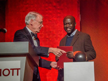 David Adjaye receives the 2016 McDermott Award from Rick Stone during the McDermott Gala. Photo: L. Barry Hetherington.