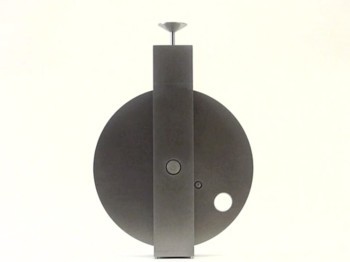 Sculpture made of a grey rectangular pole and disc